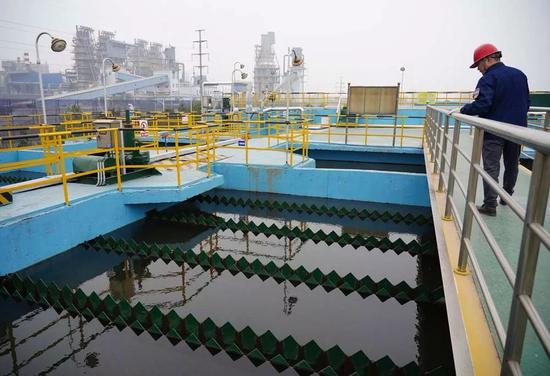 汉江上游的核心水源涵养地多措并举管控水环境污染，图为工作人员在厂区中央水处理系统生产废水澄清池边查看。新华社记者 邵瑞 摄