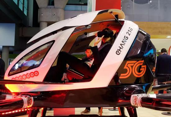  2019年2月26日，在西班牙巴塞罗那世界移动通信大会上，参观者体验卡塔尔电信集团展出的5G空中出租车。新华社记者 郭求达 摄