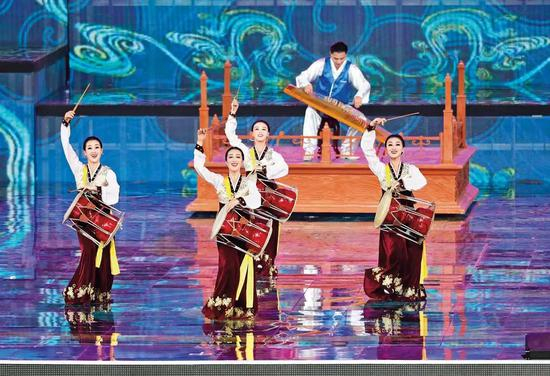 2019年5月15日，亚洲文化嘉年华活动在北京国家体育场“鸟巢”举行。图为风情舞团《火之激情》