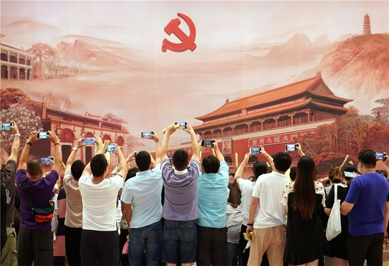 10月1日，人们在中共一大纪念馆内参观拍照。新华社记者 刘颖 摄