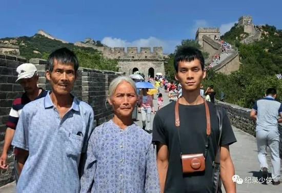 　△2016年，唐尚珺和父母在长城