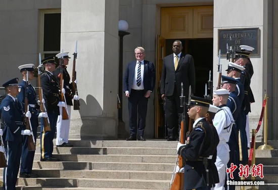 当地时间5月18日，瑞典国防大臣胡尔特奎斯特（左）到访五角大楼，与美防长奥斯汀（右）举行会晤。&nbsp; &nbsp;中新社记者 陈孟统 摄