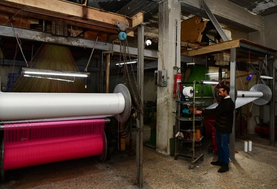 3月7日，一名叙利亚纺织工作者在阿勒颇卡塔尔基工业区的一间厂房内工作。（新华社发，阿马尔·萨法尔贾拉尼 摄）