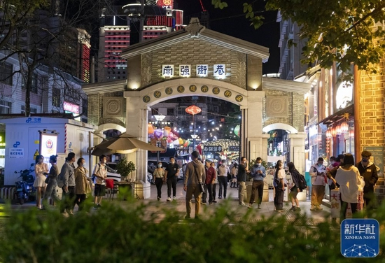 10月5日，游客在昆明南强街巷游玩。新华社记者 陈欣波 摄