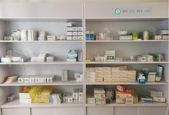  村卫生室药柜。图/九派新闻 刘思雨