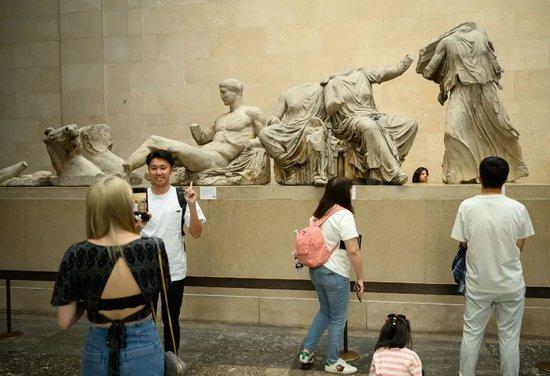 当地时间2023年8月23日，英国伦敦，游客们在参观大英博物馆的古希腊雕塑藏品。图/视觉中国