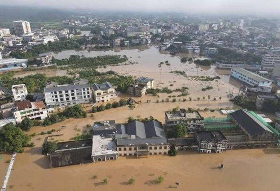 6月17日，一名自驾至梅州的博主拍摄的洪水画面。