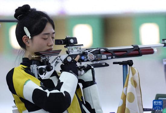  中国选手黄雨婷在奥运比赛中。图源：新华社