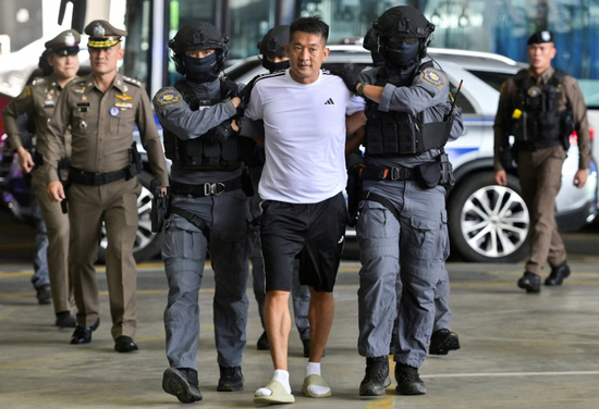  ·當(dāng)?shù)貢r(shí)間11月12日，佘智江被押送到曼谷機(jī)場。資金（路透社）