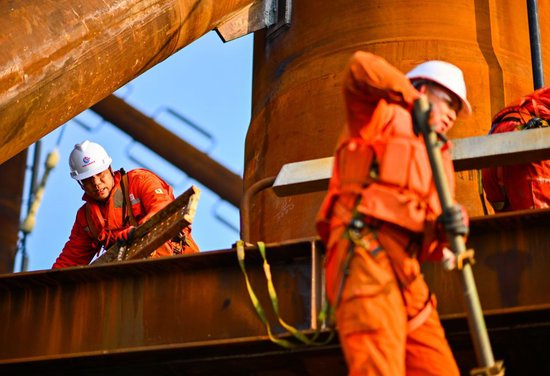  2026年2月13日，工人在位于渤海中部海域的渤中26-6油田开发项目（二期）作业现场施工。新华社记者 赵子硕 摄