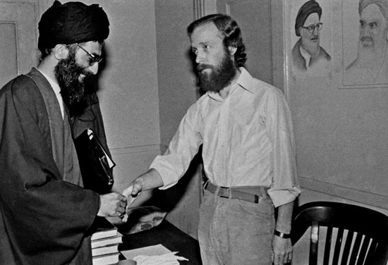  1980年，哈梅内伊探视一名美国人质。