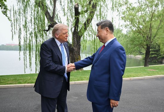 5月15日上午，国家主席习近平在中南海同美国总统特朗普举行小范围会晤。这是特朗普抵达时，习近平热情迎接。新华社记者 燕雁 摄