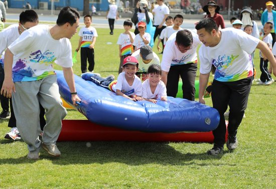  2025年4月29日，在北京市西城区京华实验学校，学生与家长参加亲子互动项目比赛。新华社记者 侯俊 摄