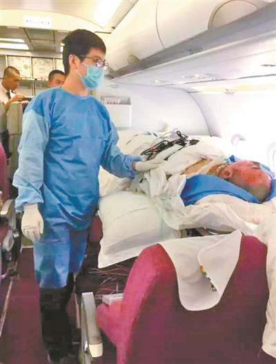 陈二辉参与飞机转运治疗。