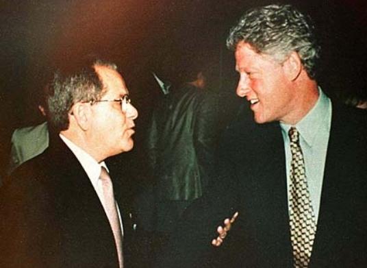  ·老马斯（左）与克林顿。