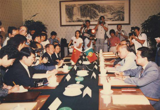 △20世纪80年代，中葡双方就澳门回归问题开启谈判，南光公司总经理柯正平以中方代表团第一名团员的身份全程参与谈判。