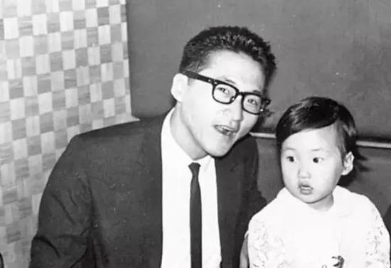 儿时的李文与父亲李敖。图|作者提供