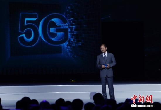 资料图为华为轮值首席执行官徐直军介绍华为3GPP 5G预商用系统。&nbsp;中新社记者 杜洋 摄