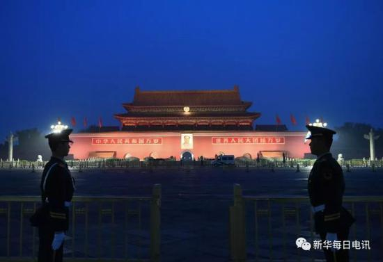 两名武警战士在天安门广场站岗，等候升旗仪式开始（2015年4月29日黎明时分摄）。新华每日电讯记者罗晓光 摄