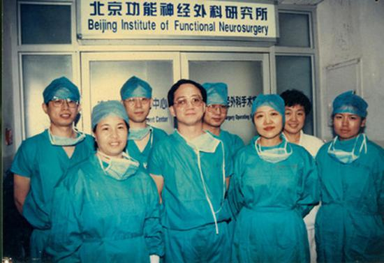▲1998年7月12日李勇杰在北京功能神经外科研究所完成第一例立体定向细胞刀手术。