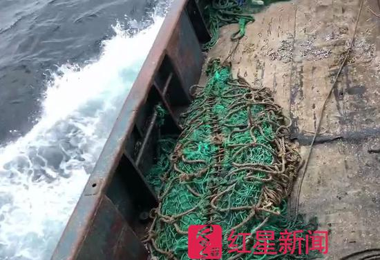 ▲他们就在这艘船上捕鱼 &nbsp; 受访者供图