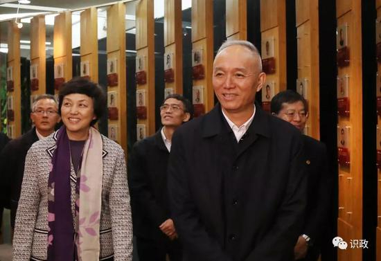 走过校史展院士长廊