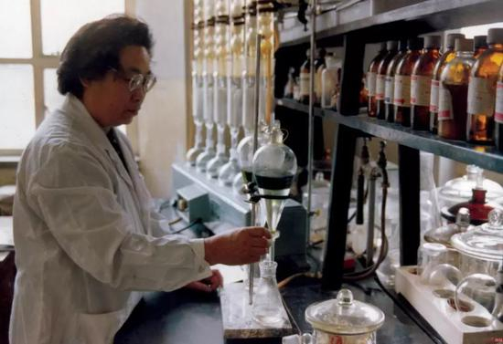 △屠呦呦工作照片