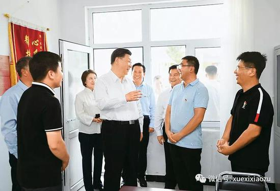 2019年7月15日至16日，中共中央总书记、国家主席、中央军委主席习近平在内蒙古考察并指导开展“不忘初心、牢记使命”主题教育。这是15日下午，习近平在赤峰市喀喇沁旗河南街道马鞍山村党群服务中心了解基层党建、民族团结和乡村振兴情况。新华社记者 谢环驰/摄