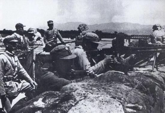 　　▲1937年7月7日，驻华日军发动“七七事变”（又称“卢沟桥事变”），开始全面侵华。这是中国军队在卢沟桥抗击日军的进攻。&nbsp;新华社发
