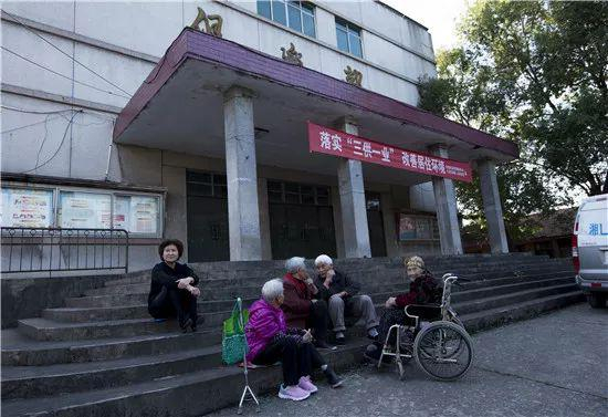  ▶黄昏，711 矿的老人在俱乐部门前聊天，天南海北的口音。