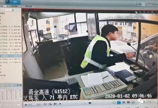  面包车突然停下，司机突然递上一钢壶