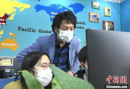  在短纪录片《南京抗疫现场》火爆中日两国互联网之后，竹内亮和伙伴们已经开始了有关疫情的又一部视频制作。　葛勇 摄