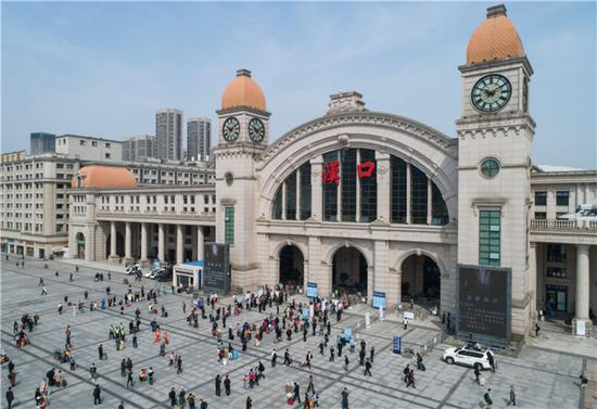 4月8日，乘客在汉口火车站排队进站。新华社记者 肖艺九 摄