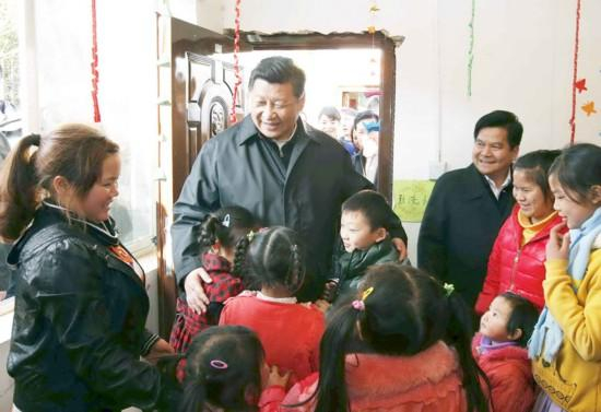 2015年1月19日，习近平来到鲁甸县小寨镇甘家寨红旗社区过渡安置点，走进儿童活动室，同孩子们玩游戏。新华社记者 鞠鹏摄