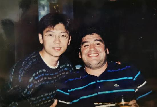 图 / 作者和马拉多纳当晚合影