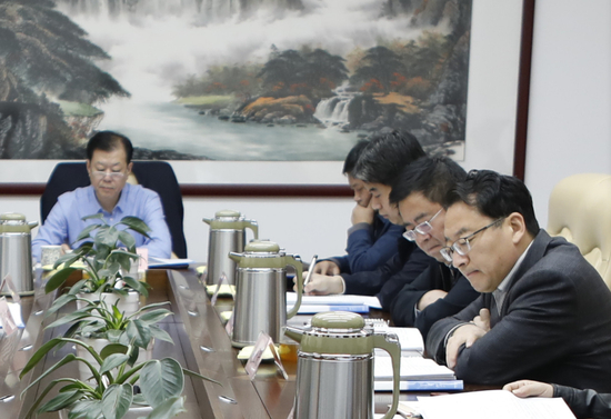  12月4日，张辉（右侧前二）参加会议