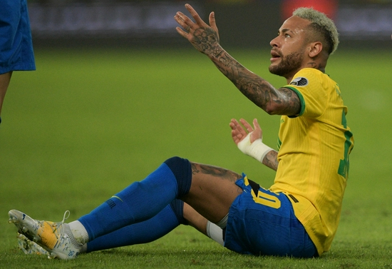  内马尔在拼抢中倒地。