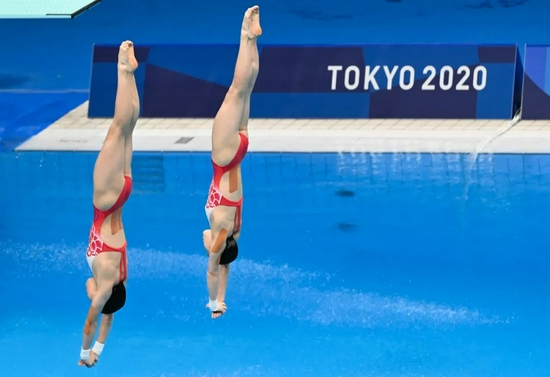  7月27日，中国选手陈芋汐/张家齐在比赛中。新华社记者 王婧嫱 摄
