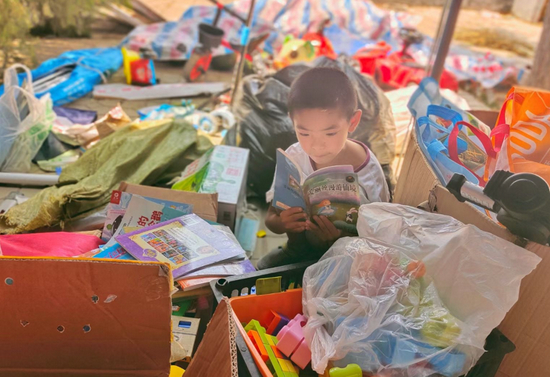 　001号站点收到了捐赠的图书，益童乐园的3个站点持续开站，为孩子们提供陪伴。图/壹基金