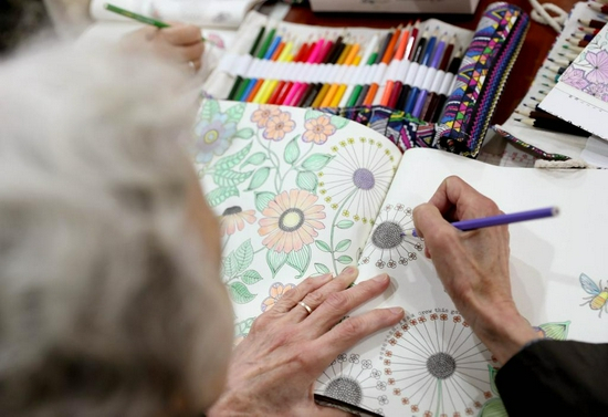 2020年11月，在上海市静安区江宁路街道爱老家园，一位老年人在通过图画填色进行康复训练（新华社记者刘颖 摄）