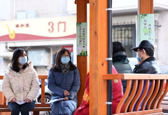  在天津市和平区一小区内，小白楼街道基层立法联系点工作人员听取老年居民对无障碍环境建设法草案的建议（12月1日摄）。新华社记者 赵子硕 摄