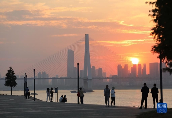 市民在湖北省武汉市青山江滩边欣赏落日（2022年11月8日摄）。 新华社记者 姚琪琳 摄