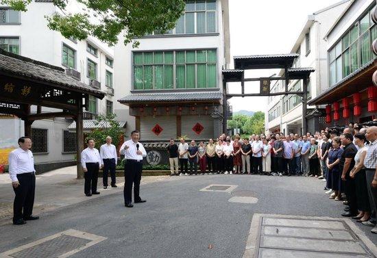 20日上午,习近平在金华市义乌市后宅街道李祖村考察时,同群众亲切交流。