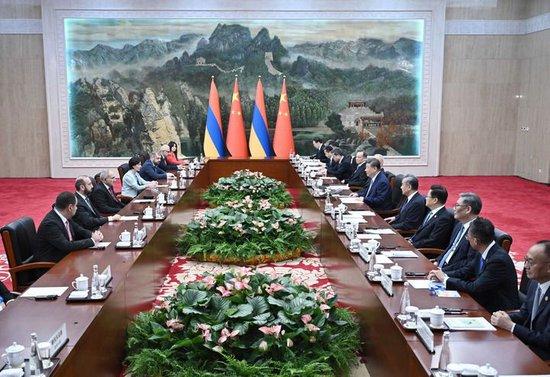 8月31日上午,国家主席习近平在天津迎宾馆会见来华出席2025年上海合作组织峰会和纪念中国人民抗日战争暨世界反法西斯战争胜利80周年活动的亚美尼亚总理帕什尼扬。新华社记者 燕雁 摄
