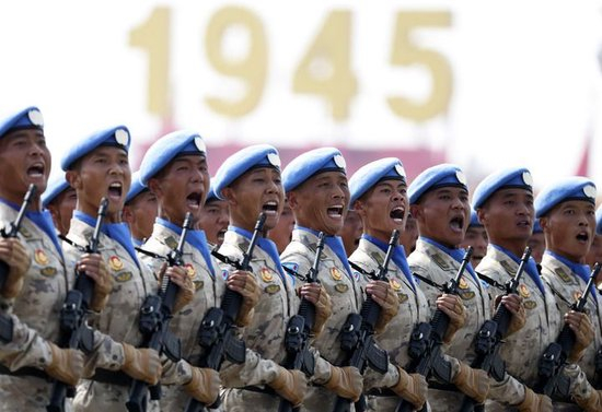 2025年9月3日，纪念中国人民抗日战争暨世界反法西斯战争胜利80周年大会在北京隆重举行。这是维和部队方队接受检阅。新华社记者 李明 摄