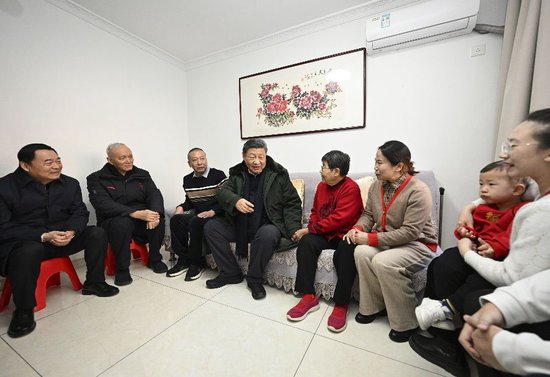 2025年1月23日上午，习近平总书记在辽宁沈阳大东区长安街道长安小区了解当地优化便民惠民服务、提升居民生活品质等情况。新华社记者 李学仁 摄