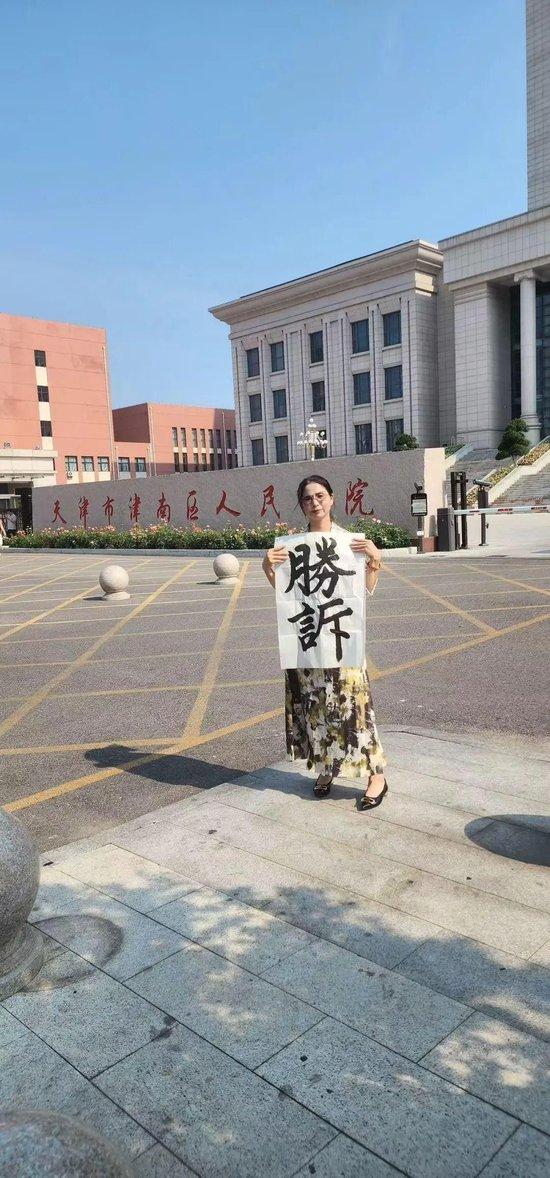 工伤行政诉讼判决胜诉后,崔丽丽在法院门口拍摄。 受访者供图