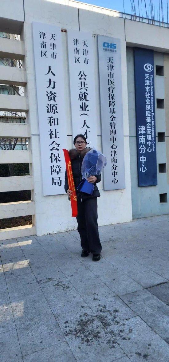 2024年12月,崔丽丽工伤认定成功后拍摄 受访者供图
