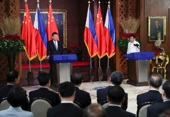 11月20日，国家主席习近平在马尼拉同菲律宾总统杜特尔特举行会谈。这是会谈后，两国元首共同会见记者。（新华社记者 谢环驰 摄）