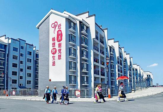  2015年贵州打响易地扶贫搬迁“第一炮”，启动规模空前的易地扶贫搬迁。“搬进新天地，迁出好日子”，这是扶贫搬迁居民如今生活的真实写照。图为安顺市西秀区彩虹社区安置点，新社区基础设施完善，环境干净整洁，搬迁入住群众过上幸福新生活。 徐其飞/摄